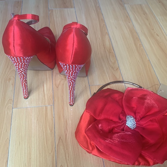 Heels and matching clutch - Picture 2 of 5